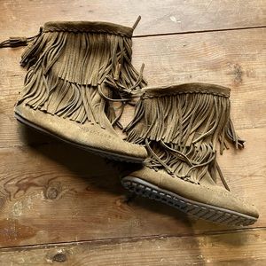 Minnetonka fringe leather boots 10 women’s